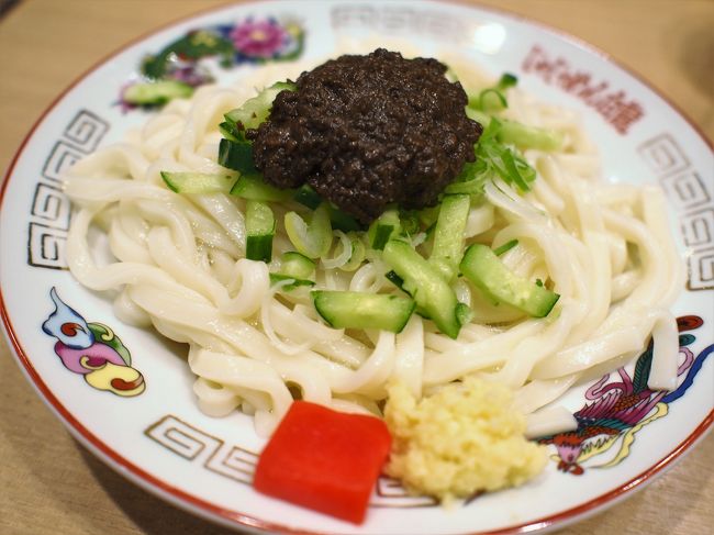 今回 行先を岩手に決め、更に「駅からの便が良くて温泉があるところ」で調べたら盛岡駅からバスで行ける範囲に「つなぎ温泉」と言う温泉地があることを知りました。<br /><br />じゃあ温泉以外に何が盛岡にあるのか!?<br /><br />とネットで情報を漁ったところ、お洒落カフェあり、ご当地グルメあり、なお且つ、ほぼ年中無休の朝市まであるじゃありませんか！<br />（因みに普通の方は宮沢賢治さんや石川啄木さんなどの文豪詩人を連想します）<br /><br />岩手と言えば平泉や遠野などの観光地が真っ先に挙げられると思いますが、盛岡もお洒落な街並がありつつ昔からの生活文化を残す地域もあり、更にご当地グルメもたくさんある！<br />非常に多様性に富んでいて面白い旅となりました。<br /><br /><br />≪往路≫　<br />12／6（木）東京鍛冶橋駐車場 22：30 → 盛岡駅西口 6：00　オリオンバス 3500円（早トク10）<br />≪復路≫　<br />12／8（土) 盛岡駅 11：07 → 大宮駅 13：58　やまびこ44号 9420円（トクだ値30）<br />　　　　　<br />≪宿泊先≫<br />盛岡つなぎ温泉　湯守　ホテル大観　<br />１泊朝食プラン お部屋タイプおまかせ　（1人１泊8000円＋入湯税150円）