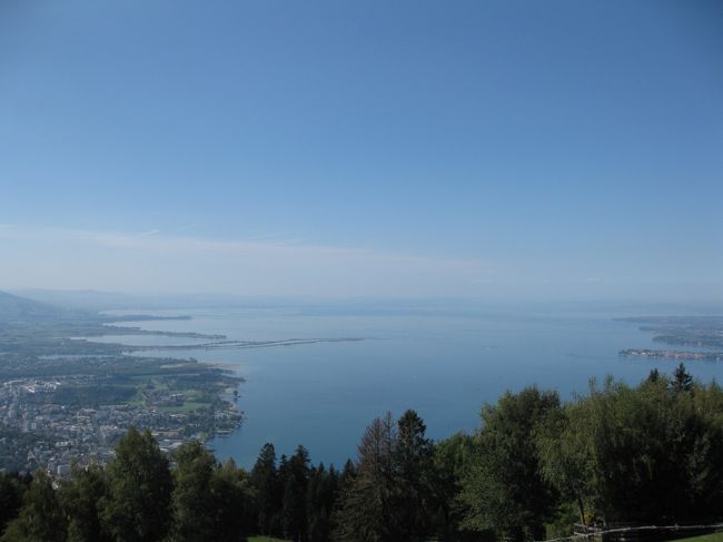 ボーデン湖の東端は、オーストリアのブレゲンツ。1064メートルのプフェンダー山へは、ロープウェイで簡単に登れます。ドイツ、オーストリア、スイスの３か国を一望する湖側と、オーストリアアルプスの山々を望む山側、両方の大パノラマを堪能しました。