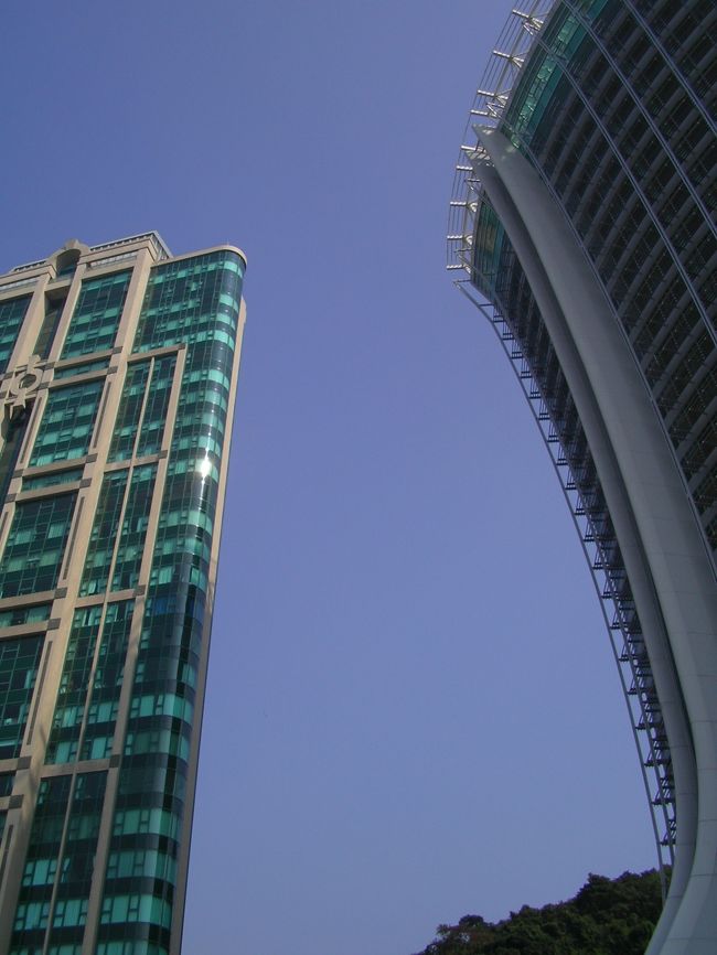 香港は初の友人とクリスマス時期とはいえ<br />何も関係のなかった師走の香港、後半の<br />3日目からです。<br />写真右側のビル、香港にも斜塔が??<br />てなわけはなく、淺水灣にできた<br />The Lily というビルです<br />
