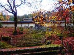 山国荘にひっそりとたたずむ古刹を秋とともに訪ねる