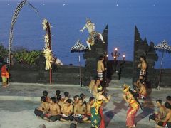 インドネシア　バリ島2018･･･（2）定番ウルワトゥ寺院のケチャと女性によるケチャ