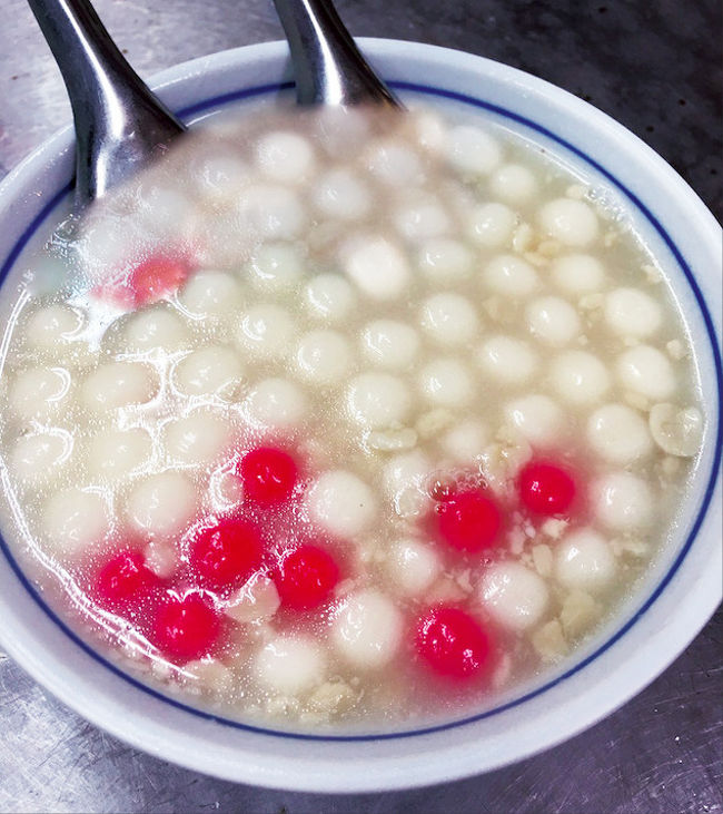 伝統的な手法で作る白玉はモチモチの食感。スープは甘さ控えめで、ホットでもアイスでも、格別のおいしさです。