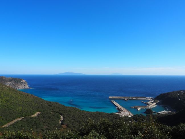 式根島から神津島に来ました。<br />神津島は、訪れたことがないのに、どこか懐かしい風景が多いと感じました。<br />静岡県熱海や東京都江の島の街並みのような・・・<br />また、離島一人旅を始めてから訳あって初レンタルバイクで観光。<br />それでは、神津島旅行記をどうぞ。<br /><br />主な経路等（式根島編からの続き）<br />１０月２８日（日）　東海汽船　式根島９：１０発～神津島１０：００着<br />　　　　　　　　　　神津島オートサービス<br />　　　　　　　　　　ホテル神津館（２泊３日２食付き）<br />１０月３０日（火）　新中央航空　 神津島１１：４０発～調布１２：２５着<br /><br /><br /><br /><br />