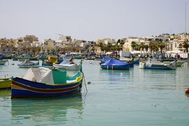 わくわく地中海クルーズ　６(１)マルタ島　色鮮やかな伝統漁船がたくさん浮かぶ港町　マルサシュロック