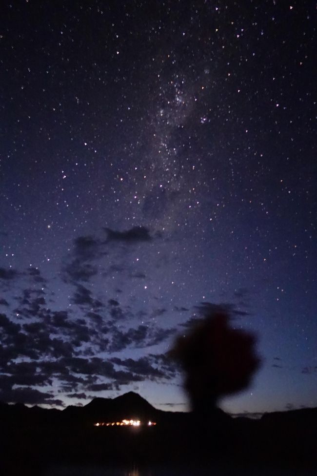 なんか世界3大星空行ってみたくね？という事になり、まずはそのうちの一つ、自分が住んでいるアイルランドのケリーに行ってみました。<br />ですがアイルランドは曇りばっかりで星空が見えにくい！<br /><br />ならいっそ、世界3大星空の2番目、ナミビアのナミブ砂漠ならどうだ！ここなら晴れだろう！！星空見まくりだろう！<br />ということで行ってきました。<br /><br />フィギュアと共に。<br /><br />結論：最高でした…