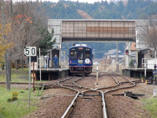 石川県でのお仕事を終え、ひとつ隣の駅が和倉温泉だと言うのに<br />温泉を無視して帰るわけにはいきません<br /><br />と言うわけで今回の出張は私にとっては大歓迎もの<br />山中と和倉の2箇所の温泉がもれなく付いてきたのですから<br /><br />もとい(^◇^;)<br />付いてきたのではなく、自力でつけた！が正解<br /><br />七尾のホテルから和倉のホテルまでは本当にあっというま<br />ご近所さん移動です<br /><br />のと鉄道に乗って能登中島まで！<br />牡蠣を求めて美味しいまち歩き ＆ 温泉三昧