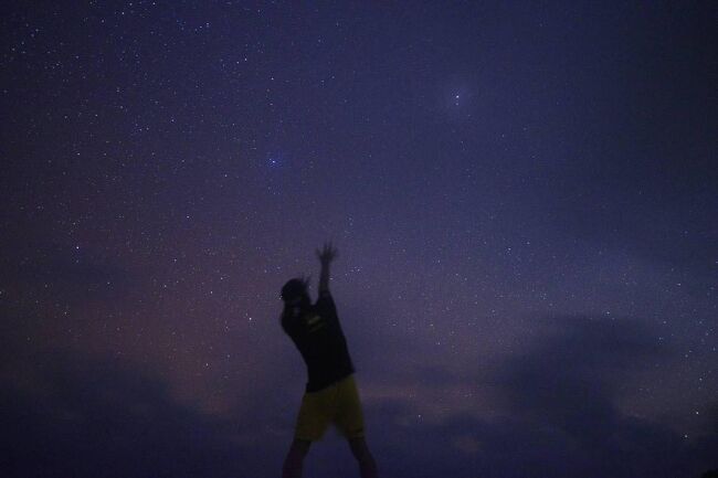 昨夜のハウス美波の星空ツアーでは、美波のお父さんに星の話を教えてもらったりして<br /><br />星空を撮影するカメラの話やご家族の話まで沢山お話ができて本当に楽しい時間でした<br /><br />そのあと、ハウス美波の常連さんと地元の方のゆんたくに少しだけまぜてもらって<br /><br />部屋に戻って泡波ちびちびしてたら、いつのまにか眠ってました<br /><br />さすがに１１月ともなると、日中は２９度もあって暑くても、朝方肌寒く感じて目が覚めてしまいました<br /><br />朝方に目が覚めたのは決して歳のせいではないと思いたいです・・・