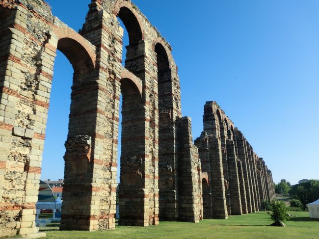 メリダは、現在は一地方都市にすぎませんが、ローマ帝国時代には、イベリア半島は、東、西、南に3分割されており、その西部のルシタニア地方を統括したのがメリダであり、トレド~リスボン、サラマンカ~セビージャを結ぶ接点として栄えたため、スペイン最大のローマ遺跡が残っています。「銀の道」の重要中継地でもありました。<br />わずか半日の滞在でしたが、少し歩くたびに ローマ時代の遺跡に出会えるという、「小ローマ」と称されるメリダの街での 遺跡巡りを満喫しました。<br />ちなみに 旅行前の情報収集の折 「メリダ」と入力すると、たびたびメキシコの「メリダ」が現れました。メキシコは スペインの植民地だったんですね。日頃は意識することさえない過去の歴史を振り返る思いでした。