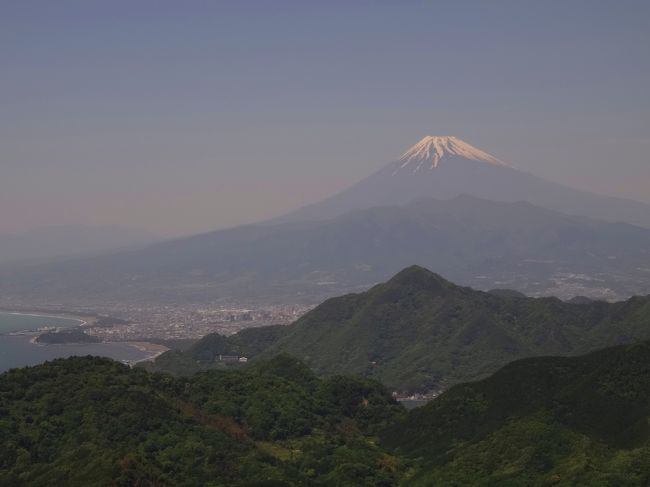 Gwの終わりかけに伊豆へ2泊3日旅<br /><br />~1日目~<br />初めて立ち寄った伊豆の国パノラマパーク<br />お天気が良かったので富士山と駿河湾の絶景を拝めました!<br />ランチは吉奈温泉東府やのベーカーリカフェ<br />そして1泊目のお宿は湯ヶ島温泉嵯峨沢館<br />大浴場、貸切風呂が沢山あってその上部屋にも温泉露天風呂♪<br />食事は個室なので気兼ねなく頂けてとても寛げる宿でした