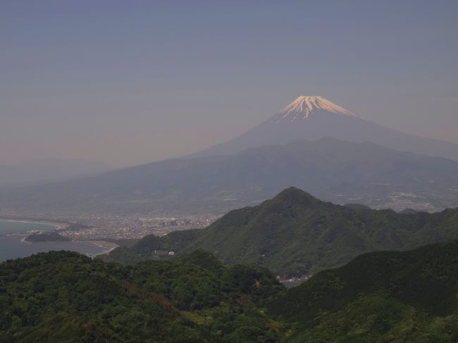 Ｇｗの終わりかけに伊豆へ２泊３日旅<br /><br />～１日目～<br />初めて立ち寄った伊豆の国パノラマパーク<br />お天気が良かったので富士山と駿河湾の絶景を拝めました！<br />ランチは吉奈温泉東府やのベーカーリカフェ<br />そして１泊目のお宿は湯ヶ島温泉嵯峨沢館<br />大浴場、貸切風呂が沢山あってその上部屋にも温泉露天風呂♪<br />食事は個室なので気兼ねなく頂けてとても寛げる宿でした