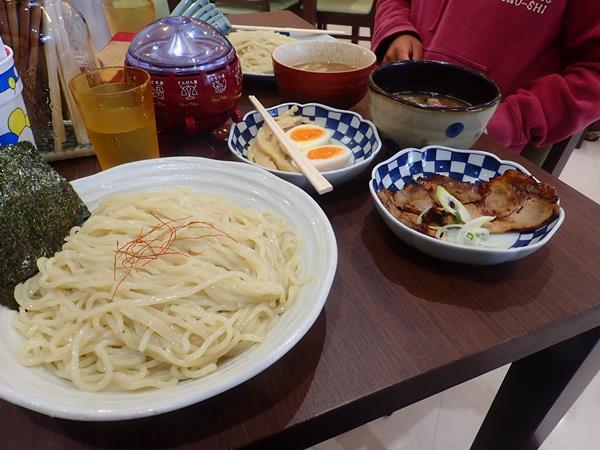 冬でも暖かい沖縄へ（２４）人気つけ麺店「麺屋はちれん」＆ゆんた市場でお買い物