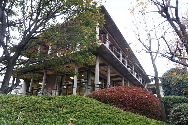 九段神社の近くにある旧山縣有朋邸を訪れた。普段は未公開で、昨年の公開と今回訪れるまではこのような旧邸宅がこの付近にあることすら知らなかった。11月下旬から12月初旬までの1週間限定で公開されていた。<br /><br />千鳥ヶ淵の桜の満開期にはしばしばこの前を通ったり、またインド大使館の隣にあって、ここに来た際には前を通っていた。しかし、旧山縣有朋邸というような看板が出ているわけではないので全然知らなかった。昨年新聞記事を目にし、訪れた。今年も同時期に公開され、さらに内部も見学できるということで訪れてみた。<br /><br />ここは現在農林省の「三番町共用会議所」となっていて、昨年来た時は違う出入り口を利用したので、正面入り口がどこにあるか分からず、「三番町共用会議所」の掲示に気が付かなかった。しかし、今回は見学入口が正面入り口からとなっていたので、この掲示を知ることが出来た。