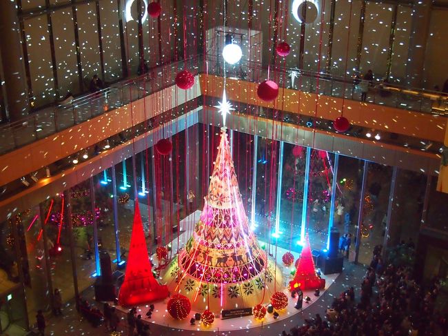 先日旦那が休みの日に丸の内イルミネーション２０１８を見に出かけました。<br /><br />今年のツリーは北欧のイメージで作られていました...<br />『Marunouchi Bright Christmas 2018<br />～北欧から届いたクリスマス with Yuming～』<br />開催期間 １１月８日～１２月２５日<br /><br />丸の内イルミネーションを楽しむ前に、皇居乾通り一般公開も行われていたので、旦那は初めて行くので見に行ってみました。<br /><br />
