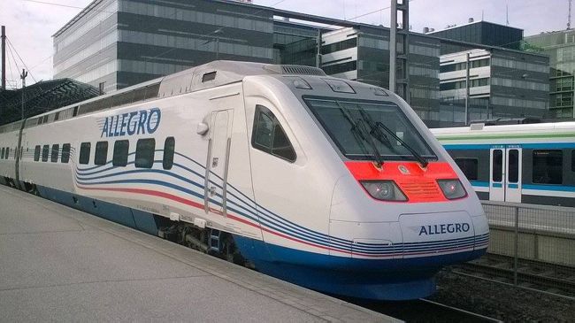 HelsinkiからSaintPetersburgまでフィンランド国鉄のアレグロ号で移動。最高時速220Km 振り子型電車だそうです。中には子供が遊べるKids Cornerやスーツケースが入れられるコインロッカーまでありトイレも広々としています。車両1両丸々食堂車とカフェテリアになっていてビール１杯買うのにもクレジットカードが使えます。街中よりも承認までの時間が早かったので国鉄のデータセンターにFrontEndを置いてBlackListだけチェックしているのでしょう。フィンランド国内最後の駅で入管職員と銀行員が乗り込んできてパスポートに出国スタンプを押し両替をしてくれて最後に車掌がロシア入国のImmigration Card を配って回ります。国境を超えると今度はロボコップのように腕や腰に情報機器をつけた入管のロシア美人がビザのBarCodeをScanしパスポートの磁気カードをSwipeして最後だけ手動でPassportにスタンプを押し笑顔を残して次の乗客のところに歩いて行きました。<br />