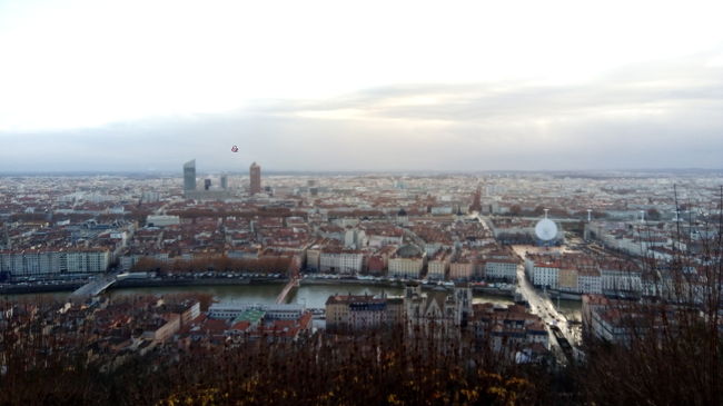 平成最後の12月にフランス二都市へ行ってきました!<br />渡欧前に旅のお供の隊長が体調を崩したり、大きめのデモがあったりと不安要素たっぷりで出発ぎりぎりまで悩みましたが、『無理はしない!』ということで決行することになりました。<br />二人とも仕事の休暇申請済みだったし金銭的な負担の面でもね…。<br />あまりパッケージに予算をかけないようにしているので、飛行機やホテルの予約はキャンセル時の負担100%の格安プランで手配していたのですが、今回の一件で旅の保険(海外旅行保険への加入じゃなくて、飛行機やホテルに少し料金を上乗せして予約変更可にしようってことね)も考えられるようになりましたとさ~。<br /><br />でもやっぱり旅は最高!<br />行動は一部制限されてしまったけれど、現地でおいしいものをたくさん食べてその町の空気を味わって、完全にリフレッシュできました。<br />パリは四度目。そろそろフランス語の勉強でもはじめようかしら。<br /><br />旅行記 1/6 2018/12/6 羽田発<br />旅行記 1/6 2018/12/7 パリ着→リヨンへ<br />旅行記 2/6 2018/12/8 リヨン観光<br />旅行記 3/6 2018/12/9 リヨン→パリへ<br />旅行記 4/6 2018/12/10 パリ観光<br />旅行記 5/6 2018/12/11 パリ観光<br />旅行記 6/6 2018/12/12 パリ発<br />旅行記 6/6 2018/12/13 羽田着