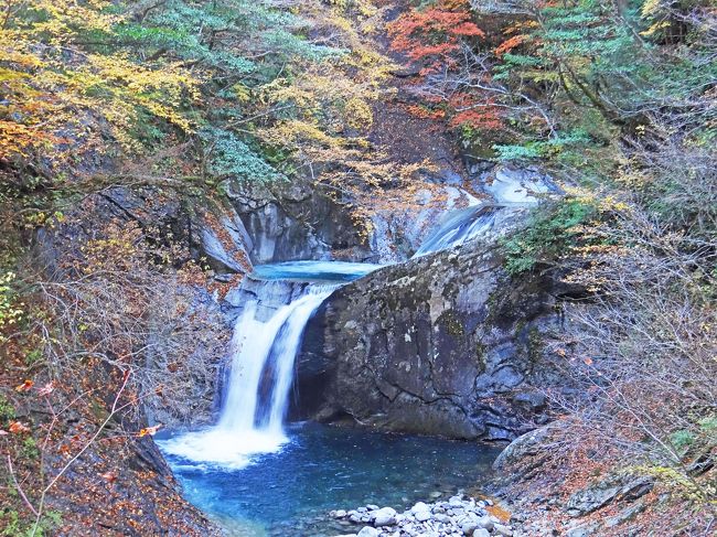 天気が良かったのでレンタカーで西沢渓谷に行って来ました。<br />「西沢渓谷は、秩父多摩甲斐国立公園内に位置し国内屈指の渓谷美を誇る景勝地です。<br />巨大な花崗岩（かこうがん）*)を清流が浸食してできた渓谷は、天然の芸術のごとく、原生林を流れる渓流がいくつもの滝を作り、神秘的な魅力に満ちあふれています。<br />「日本の滝百選」にも選ばれた名瀑・七ツ釜五段の滝を筆頭に、三重の滝、竜神の滝、恋糸の滝、貞泉の滝などさまざまな滝が織りなす渓谷美は、まさに圧巻です。<br />渓谷内は遊歩道が設けられ、渓谷ならではの四季の変化が楽しめます。特に５月のシャクナゲや秋の紅葉の時期には、多くの観光客が訪れます。<br />また、西沢渓谷は森林浴のリラックス効果が実証され、森林セラピー基地に認定されているほか、「平成の名水百選」「森林浴の森100選」「水源の森百選」などにも選定されています。」<br />―山梨市観光協会公式サイト（http://www.yamanashishi-kankou.com/nature/nishizawa_keikoku/）より－<br /><br />*)本旅行記の川の水の青は、川底の灰白色の花崗岩による太陽光の散乱、散乱光の一部の水面による全反射、これらの繰り返しによって、赤い光が水に吸収され、水から出た光が青くなった結果と私は考えております。<br /><br />あまりに量が多いので2回に分け、今回は西沢渓谷手前（南）の広瀬ダムによってできた人口湖：広瀬湖から西沢渓谷の母胎渕とカエル岩（本文中で説明します。）の中間までをご報告します。<br />