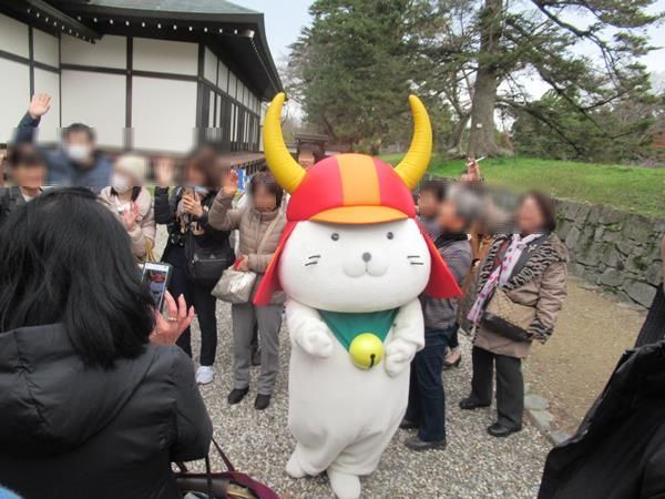 彦根城の天守と西の丸三重櫓の見学を終えて、玄宮園に向かおうと急な山崎山道を降りてきた所で。ふと「あっ。ひこにゃんに逢いに行くの忘れてた」と思い出し、玄宮園と反対方向の城の北西の梅林を抜けてぐるっと回りこむことに。ひこにゃんがいなくなるまであと２５分！かなり速足で歩きつつ途中の写真も撮って。最後の関門の大手山道で急な石段を上って再び天秤櫓の廊下橋をくぐって急なくだりを降りて。もう汗だくで足がパンパン。<br />頑張った甲斐あってひこにゃんに逢うことができました。<br />その後彦根城博物館を半ば足を引きずるようにして見学。館内の能舞台の劇場型の椅子でしばし休息をとって。。。。