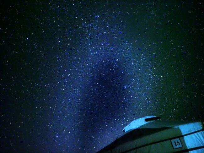 ペルセウス座流星群のピークに合わせて南ゴビへ行きました。ウランバートルからダランザドガドへ国内線で移動するのですが、モンゴルの国内線の重量制限は10キロなので、カメラ機材を優先して、使わない荷物はウランバートルのホテルに預けていきました。南ゴビでは地下資源がでたということで、ダランザドガド周辺は活気がありました。が、そこから車を走らせるとあたりは一面の草原。ゴビ砂漠というから砂漠なのかと思いきや、季節柄か、小さな白い花が風に揺れている一面のお花畑でした。泊まったツーリストキャンプは「ミラージュツーリストキャンプ」と「ゴビエルデネツーリストキャンプ」初めてのゲル宿泊。ゲルはテントみたいなものかな?と思っていったのですが、ゆったりしていてコテージみたいでした。(ツーリストキャンプにもよるみたいですが、料金が高くなりますが、シャワー付きのゲルもありました。)一面の草原をひたすら車を走らせてホンゴル砂丘へ。こちらは、一面の白いサラサラの砂。砂丘に射す朝日・夕日は絶景でした。