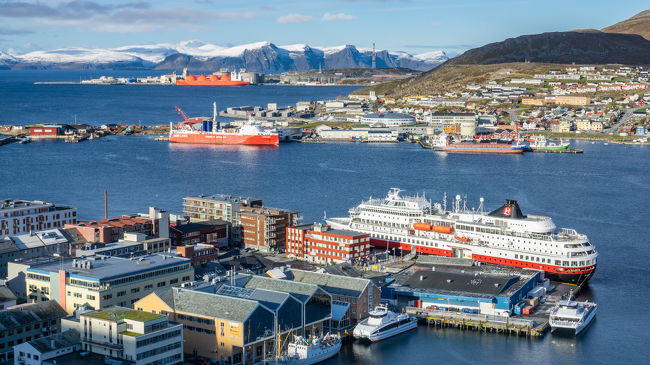 かねてから狙っていたノルウェー沿岸急行船（HURTIGRUTEN フッティルーテン）の往復乗船に初挑戦しました。<br />沿岸急行船は、フィヨルドで入り組んだノルウェーの海岸沿いに、南はノルウェー第2の都市ベルゲンから北はロシアとの国境の町キルケネスまでの2300kmを往復11泊12日かけて移動する定期航路です。<br />時期は、日中の景色も夜のオーロラも楽しめ、寒さもそれほど厳しくなく、乗船代もお手頃な9月末～10月初旬を選択しました。<br /><br />あまり長く仕事を休むわけにもいかないので、往復乗船できる最短行程を組んで挑みます。そのため沿岸急行船の寄港地以外の観光は皆無です。<br /><br />1日目 空路でセントレア～ヘルシンキ乗継～ベルゲン 沿岸急行船に乗船<br />  https://4travel.jp/travelogue/11433023<br />2日目 沿岸急行船 オーレスン～ヨールンフィヨルド～オーレスン～モルデ<br />  https://4travel.jp/travelogue/11433407<br />3日目 沿岸急行船 トロンハイム～レールヴィク<br />  https://4travel.jp/travelogue/11433411<br />4日目 沿岸急行船 ネスナ～ボードー～スヴォルヴァル<br />  https://4travel.jp/travelogue/11433414<br />5日目 沿岸急行船 ハーシュタ～トロムソ～シェルヴォイ<br />  https://4travel.jp/travelogue/11433422<br />6日目 沿岸急行船 ハヴォイスン～ホニングスヴォーグ～ベルレヴォーグ<br />  https://4travel.jp/travelogue/11433427<br />7日目 沿岸急行船 キルケネス（折り返し）～ヴァルデ～ベルレヴォーグ<br />  https://4travel.jp/travelogue/11433454<br />8日目 沿岸急行船 ハヴォイスン～ハンメルフェスト～トロムソ<br />  https://4travel.jp/travelogue/11433459<br />9日目 沿岸急行船 ハーシュタ～ストークマルクネス～スヴォルヴァル<br />  https://4travel.jp/travelogue/11433473<br />10日目 沿岸急行船 エルネス～ブレンネイスン～レールヴィク<br />  https://4travel.jp/travelogue/11433479<br />11日目 沿岸急行船 トロンハイム～クリスチャンスン～モルデ<br />  https://4travel.jp/travelogue/11433483<br />12日目 沿岸急行船 フローレ～ベルゲン 下船＆ベルゲン泊<br />  https://4travel.jp/travelogue/11433486<br />13日目 空路でベルゲン～ヘルシンキ乗継～セントレア<br />  https://4travel.jp/travelogue/11433487<br />14日目 セントレアに帰国<br /><br />番外編 フィンマルケン船内情報<br />  http://4travel.jp/travelogue/11435180