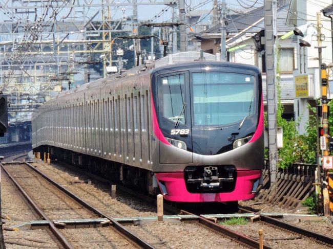 ご覧いただきありがとうございます。<br /><br />関東私鉄撮影記 2018夏 と題しまして、関東の大手私鉄の車両を撮影して来ました。<br /><br />今回は京王線と京急線で撮影をして来ましたのでその様子をお伝えします。<br /><br />真夏の照りつける太陽の元での撮影は運動部に所属している私でさえ結構キツイものです()<br /><br />それでも、私鉄は車両にバリエーションがあってとても面白かったです。<br /><br />それではどうぞ~