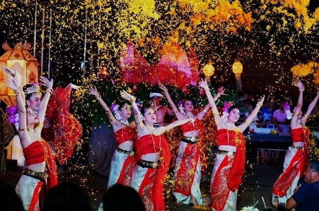 2018年はコムローイ祭り・ロイクラトン・象祭りと1週間で3つのメジャーなお祭りが楽しめる年だったので、久々にタイへ行ってきました。この旅行記はチェンマイのロイクラトン編です(タイ北部ではイーペン祭りとも呼ばれています)。<br /><br />ロイクラトン(タイ語の発音ではロイカトーン)とはタイ語で灯篭を流すという意味で、13世紀のスコタイが起源と言われています。クラトンを川に流すことで悪いものを水に流し身を清めようというのが本来の趣旨です。今ではタイ全土で行われていますが、チャンマイのそれは規模でもタイ一番ではないでしょうか。中でもグランドクラトンパレードは豪華絢爛で有名です。<br /><br />ロイクラトンの時期にチェンマイに来る殆どの外国人は灯篭を空に打ち上げるコムローイ祭りが目的ですが、市内のロイクラトン(イーペン祭り)もローカルのタイ人を中心に非常に盛り上がります。ロイクラトンの開会式、ミスター・ミスコンテスト、伝統儀式、グランドクラトンパレードと主なイベントに参加しましたので、その様子を旅行記で紹介します。<br /><br />チェンマイ コムローイ祭り(イーペンランナーカウボーイアーミー) にチケットなしで行ってみる<br />https://4travel.jp/travelogue/11428276