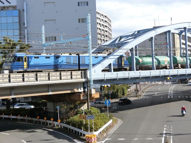 前回、タンカー列車を追って、姨捨まで行ったんだけど。その列車の行き先って根岸なんだよね。その根岸へ行って来ました。それと、桜木町にタンカー列車を見ながら飲める餃子のお店があるので。<br /><br />　写真は１２：５４頃、桜木町のガードを走る石油タンカー列車。