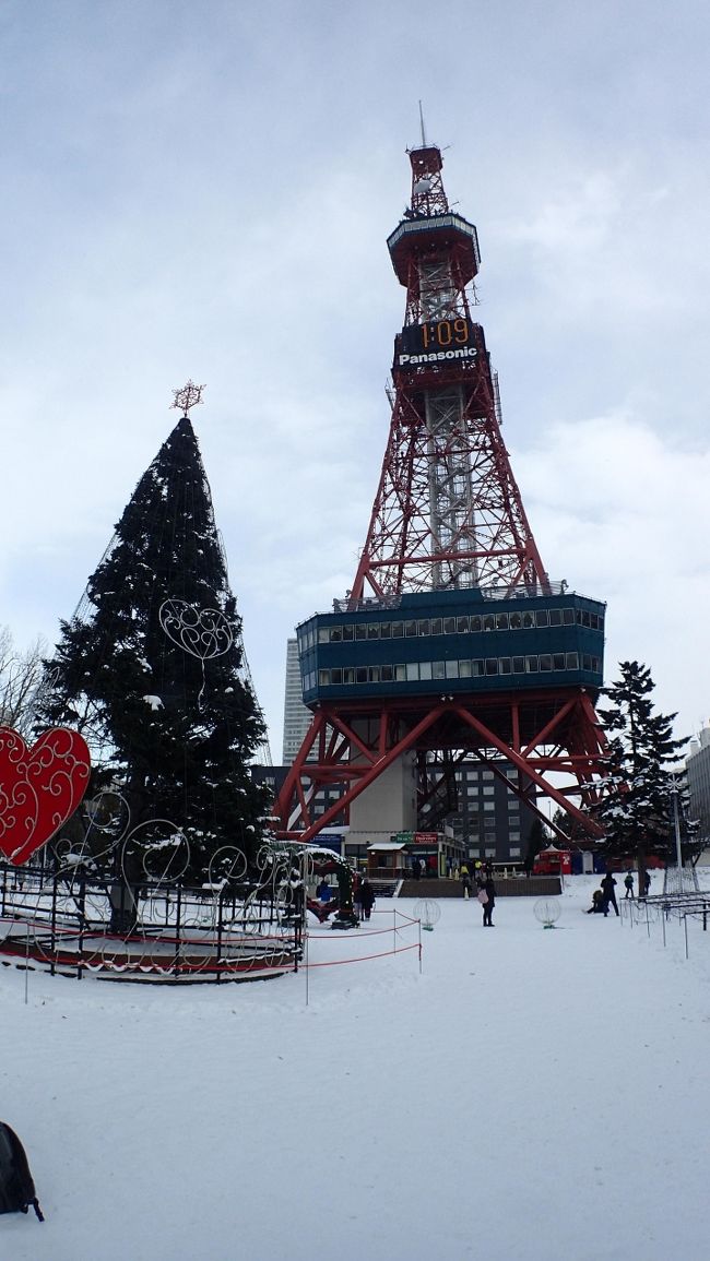 バニラエアのセールでチケットをとり、18年振りに札幌へ行きました。<br />土日だけの週末旅行です。<br />前回は札幌の一部と小樽へ行きましたが、ススキノ周辺には行った事が無く<br />行った事ない場所中心に回りました。<br />出発する前日、寒波により千歳空港で大幅な遅延や欠航があったとニュースになっていたので、心配しましたが、定刻通りのフライトで行けました。<br />冬国に慣れてなく靴等どうすればいいのか？心配し比較的厚底でグリップがきく靴を選び行きました。多少滑りましたが、なんとかなりました。