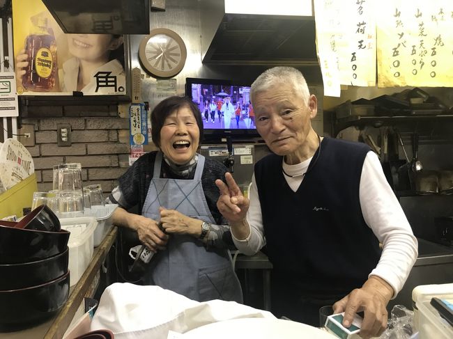 サラリーマンの聖地新橋<br />その駅東口にあるシンボル、ニュー新橋ビル<br />一階はチケットショップ、飲食店、占い、雑貨などなどの店が所狭しと<br />二階はガラッと変わっマッサージ店が半分以上、三階以上は事務所やらよくわからない怪し事務所が<br />そして地下は飲み屋がびっしりと入るパラダイス<br />その真ん中の角にある都内では珍しい入口の無いオープンな酒場、とり茂角店<br />気楽にサッと入れるのと、山形長井出身の大将と気が合ったり、また来るお客さんの雑多な感じがオキニで、結構通った店<br />それが年末を持って閉店と<br />このビルも中国人が権利を買い漁っているらしいと前から聞いていた<br />時代の流れ・・<br />寂しな、さらばとり茂角店よ<br />大将お元気で、またどこかで会いましょう<br /><br />