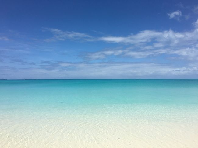 太平洋に浮かぶフランス領の小さな島♪<br />だと思ったら全然小さくありません。<br />なんと四国くらいの大きさがありまして、<br />国際空港から市街地まで50km・・・恐れ入りました。<br /><br />先月(2018/11)独立投票があったり、<br />今月(2018/12)はM7.5の地震があったり、<br />ニューカレドニアの名前を目にした人も多かったのでは?<br /><br />ハネムーンで有名だとは思うのですが、<br />観光でなくニッケル産業が主要産業です。<br />公用語はもちろんフランス語。<br /><br />今回は週末+1で行けるどこかを求めてダッカと迷い、<br />転職してはじめての賞与も少しもらえるはずだから、<br />ご褒美感のあるリゾートにしよう!<br />というわけで決定いたしました。<br /><br />日本帰着は朝7:50なので、<br />人によってはそのまま出社可能だと思います。<br />私は子どものこともあるし、金(有休)・土・日にしましたが、<br />土・日・月朝着の有休ゼロでこんなバカンスいかがですか?w<br /><br />【行程】<br />①成田12:15発エアカラン→ヌメア22:45着<br />②ヌメア9:00発→ウベア9:40着<br /> パラディ・ドゥ・ウベア滞在でウベア島観光<br /> ウベア18:00発→ヌメア18:40着<br />③ヌメア0:45発→成田7:50着<br /><br />【費用】総合計約\135,000<br />◆飛行機:エアカランでヌメア往復72,000円<br />◆現地交通費47,000円<br /> 空港往復5000円<br /> 国内線とウベア滞在パッケージ41,000円<br /> 自転車レンタル1000円<br />◆宿:1泊で約10,000円(Agodaで予約)<br />◆食費:6,450円