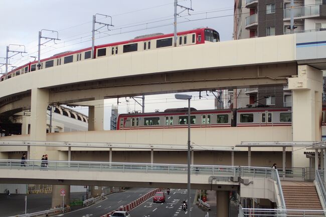 羽田空港の国内線ターミナルから徒歩で外に出ることができるのか疑問だったのでその疑問を解決してみるついでに京急に沿って泉岳寺まで行ってみた。<br />空港に行くときに京急を利用する方も多いと思うが、京急の魅力は何といっても速達で空港に行けること。そのため、できることなら快速特急に乗りたいという方が大半かと思われるが、そんな京急を羽田空港国内線ターミナルから泉岳寺まで折り畳み自転車のキャリーミー（carryme）で各駅停車し全駅まわってみた。<br /><br />羽田空港に行く際の交通手段として京急線、モノレール、路線バス、リムジンバス、タクシー、自家用車、飛行機などがメインで徒歩や自転車でアクセスする人は少数派化と思われるが、いちどやってみるのも面白いかもしれない。<br />尚、第１ターミナルと第２ターミナルの移動は無料バスの他、地上移動、地下通路移動が容易に可能で荷物が無い場合は地上移動が一番早いかもしれない。<br /><br />京急について少し調べてみた<br /><br />正式名称は？<br />→京浜急行電鉄らしい<br /><br />走行距離は？<br />→6.6kmらしい<br />（羽田空港国際線ターミナル～京急蒲田）<br /><br />最高速度は？<br />→120km/hらしい<br /><br />空港線の全駅数は？<br />→7駅だった<br /><br /><br /><br /><br />過去にサイクリングで走った路線<br /><br />●全駅各駅停車で完走した路線<br />京王井の頭↓<br />https://4travel.jp/travelogue/11371875<br />東急世田谷線<br />　未作成<br />東急田園都市線<br />　未作成<br />東急東横線↓<br />みなとみらい線↓<br />https://4travel.jp/travelogue/11396775<br />伊豆箱根鉄道大雄山線<br />　未作成<br />ＪＲ相模線↓<br />https://4travel.jp/travelogue/11377222<br />西武多摩川線↓<br />西武多摩湖線↓<br />西武狭山線↓<br />西武山口線↓<br />https://4travel.jp/travelogue/11344490<br />富士急行線↓<br />https://4travel.jp/travelogue/11373911<br />ゆりかもめ<br />　未作成<br />東京モノレール羽田空港線<br />https://4travel.jp/travelogue/11429273<br /><br />●環状線系<br />ＪＲ山手線↓<br />https://4travel.jp/travelogue/11303144<br />ＪＲ大阪環状線↓<br />https://4travel.jp/travelogue/11362592<br />都営大江戸線↓<br />https://4travel.jp/travelogue/11342670<br /><br /><br />●途中まで各駅停車した路線<br />箱根登山鉄道<br />　未作成<br />上毛電気鉄道（サイクルトレイン）↓<br />https://4travel.jp/travelogue/11416503