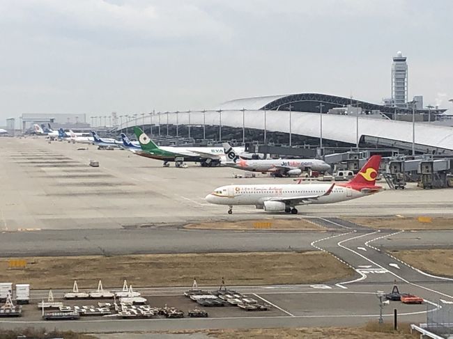 関西空港へ、出迎えついでに飛行機を堪能ジェットエンジンのサウンドと排気ガスを嗅ぎ、出迎えじゃなく、やっぱり飛行機のりたいな(泣)<br /><br />今日は、第2ターミナルへ出迎えでしたが、時間が早く展望デッキで飛行機や、空港車輌を見学です。<br /><br />