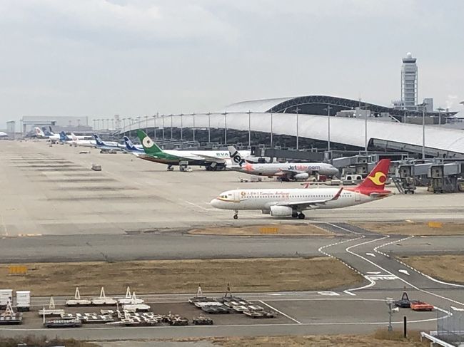 関西空港へ、出迎えついでに飛行機を堪能ジェットエンジンのサウンドと排気ガスを嗅ぎ、出迎えじゃなく、やっぱり飛行機のりたいな（泣）<br /><br />今日は、第2ターミナルへ出迎えでしたが、時間が早く展望デッキで飛行機や、空港車輌を見学です。<br /><br />