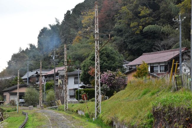 名鉄三河線の北部 猿投駅（さなげえき）～西中金駅（にしなかがねえき）間は、利用者減少により平成16年（2004）廃止になりました。<br />同区間は昭和2～3年に三河鉄道が開通させ、その後名鉄と合併。当初、香嵐渓のある足助町まで延伸する計画でしたが昭和33年に断念しています。<br /><br />そして、昭和60年（1985）電車の運転をやめ、レールバス（小型ディーゼルカー）による運転を開始しました。<br />かっちんの家族は昭和62年（1987）11月、このレールバスを西中金駅まで乗り、そこから名鉄バスで紅葉の香嵐渓を訪れたことがあります。<br />当時は電化が遅れてレールバスが残っていると思っていましたが、実は赤字解消のための施策だったのです。<br />レールバスはコストダウンのためバス部品のエンジン、変速機、暖房装置、ブレーキシリンダー、ドアなどを流用した気動車です。<br /><br />廃線から今年（2018）で14年経過していますが、当時使用していた線路、ホーム、駅舎、橋梁などの鉄道施設がほとんど撤去されず、また電車が走っていた当時の架線柱も立ったままです。<br />地元では廃線跡地を地域の活性化につなげる「でんしゃみち整備計画」を進めています。<br /><br />これから廃線区間のうち、西中金駅、三河広瀬駅、枝下駅（しだれえき）周辺の廃線跡を訪れます。<br /><br />なお、旅行記は下記資料を参考にしました。<br />・豊田市教育委員会「名鉄三河線旧西中金駅駅舎」「岩倉神社舞台」<br />・文化遺産オンライン「名鉄三河線旧西中金駅」<br />