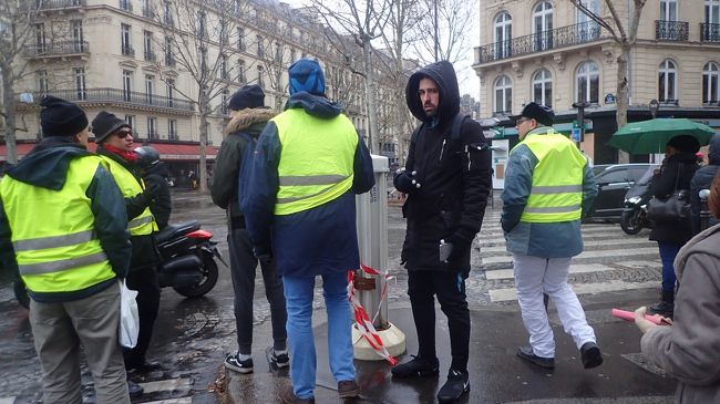 燃料税引上げに端を発した黄色いベストを着た人々（Gilets jaunes）によるデモが行われているフランス。<br /><br />ちょっと凱旋門あたりでも冷やかしてやろうと、パリの街を歩き始めたのですが・・・