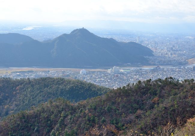 今年最後の山歩きは岐阜市の最高峰である百々ヶ峰。長良川をはさんで金華山と向かい合う。”ながら川ふれあいの森”の広い駐車場に車を駐車して歩き始める。ゆっくり歩いて３時間程度の山歩き。山頂からの眺めも良い。「低山を歩く会」候補<br /><br />１．コースタイム<br />　・１０：０５　四季の森センター<br />　・１１：００～１１：０５　権現山（３７３ｍ）<br />　・１１：２０～１１：４０　百々ヶ峰（４１８ｍ）<br />　・１２：０５　西峰（３４２，５ｍ）<br />　・１２：４０　諏訪神社<br />　・１３：１５　四季の森センター<br />２．登山道の様子<br />権現山までは東海自然歩道になっており、登山道はよく整備されている。<br /><br />