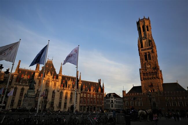 毎年恒例の凱旋門賞観戦の後はタリス・ICE、ICを乗り継いで<br />オランダ・アムステルダム、ドイツ・ケルン、ベルギー・ブリュッセル・<br />ブルージュを観光しました。<br /><br />第11回目の今回は、ベルギー・ブルージュの観光です。<br />13年前初めてヨーロッパ旅行で最初の国がここベルギーでした。<br />その時ブリュッセルから日帰りで観光した街がブルージュ。<br />中世から時間が止まったような世界文化遺産の街を初めて訪れた時、<br />世界遺産の素晴らしさを知った街です。<br />次回訪問する時はこの街に宿泊してゆっくりと観光をしたいと願って<br />いた街。その念願がかないました！<br />この世界遺産の街を前半と後半２回に分けてブルージュの魅力を<br />紹介したいと思います。<br /><br />後半はブルージュ運河のボートクルーズ見学。<br />　　　　　　　　　　　<br />今回の旅行の目的<br />（１）香港から深圳まで開通したばかりの広深港高速鉄道に乗車。<br /><br />（２）凱旋門賞観戦　パリロンシャン競馬場・芝2400ｍ<br /><br />（３）国際高速列車、タリスとドイツの誇るICEに乗車。<br /><br />（４）オランダ・アムステルダム市内観光。<br /><br />（５）ドイツ・ケルンで定番のホーエンツォレルン橋とケルン大聖堂<br />の夜景を撮る。<br /><br />（６）ベルギー・ブルージュに宿泊し世界遺産の街を観光。<br /><br />今回の旅の世界遺産<br />登録名：ケルン大聖堂<br />登録年：1996年<br />分類　：文化遺産<br /><br />登録名：アムステルダムのシンゲル運河の内側にある17世紀の環状運河地域<br />登録年：2010年<br />分類：文化遺産<br /><br />登録名：ブリュッセルのグランプラス<br />登録年：1998年<br />分類　：文化遺産<br /><br />登録名：ブルージュ歴史地区<br />登録年：2000年<br />分類　：文化遺産<br /><br />登録名：ベルギーとフランスの鐘楼群（ブルッヘの鐘楼）<br />登録年：1999年<br />分類　：文化遺産<br /><br />登録名：フランドル地方のベギン会修道院群<br />登録年：1999年<br />分類　：文化遺産<br /><br />-全日程-<br />◎が今回の旅行記<br />10月5日（金）　<br />広島駅19:31分発（のぞみ188号）品川23:22分着<br /><br />10月6日（土）　<br />大崎25:00分発　（WILLER EXPRESS）　成田26:20分着　<br />成田10:40分発　（CX501)　香港14:40分着<br />香港駅15:00　（香港エアポートエクスプレス）九龍駅15:15分<br />西九龍駅16:45分発　（広深港高速鉄道）深圳北駅17:04分着<br />深圳北駅　（地下鉄4号線）福田口岸ー落馬洲駅<br />落馬洲駅　（MTR)　上水駅　上水　（エアポートバスA47）空港<br /><br />10月7日（日）　<br />香港0:05分発　（CX261）　パリCDG　6:35分着　<br />パリCDG7:38分発　（RER)パリ北駅8:15分着<br />オルセー美術館を鑑賞後、凱旋門賞観戦<br /><br />10月8日（月）　<br />パリ北駅8:25分発　（タリス9315)　アムステルダム　11:42分着<br />アムステルダム観光<br />　　　　　　　　　　　　　　　　　　　　　　　<br />10月9日（火）　<br />アムステルダム　風車　　午後アムステルダム観光<br /><br />10月10日（水）　<br />アムステルダム10:02分発　（ICE123)　ケルン駅13:15駅<br /> ケルン観光                                                                 　     　　<br /><br />10月11日（木）<br />ケルン16:43分発　（タリス9472）ブリュッセル南駅18:35分着　       <br /><br />10月12日（金）<br />ブリュッセル観光<br />ブリュッセル北駅17:00分頃　（IC)　ブルージュ駅18:00分頃<br /><br />◎10月13日（土）<br />世界遺産ブルージュ歴史地区観光<br /><br />10月14日（日）<br />ブルージュ駅9:30分発　（IC)　ブリュッセル空港11:00頃<br />ブリュッセル13:10分発　（CX338)<br /><br />10月15日（月）<br />香港6:35分着　　　　　　　<br />香港10:30分発　（CX520)　成田15:55分着<br />成田空港　（京成高速バス）　東京駅<br />羽田空港19:15分発　（JL267)　広島20:45分着<br />				<br />写真はマルクト広場