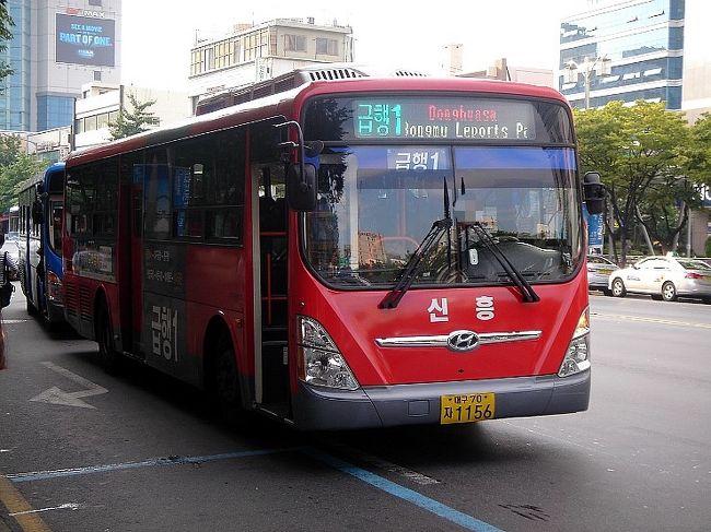 大邱の東城路では、ソウルより安く服が買えるってご存知でしたか!?大邱は昔、韓国繊維産業の中心地であったため、今でも服が安いと言われています。<br />大邱に来たら東城路でショッピングは必須ですね！<br />そしてここから大邱空港まではバス1本で行くことができます。重たい荷物があっても、バス1本なら楽に移動できますね！その方法をご紹介します～<br />