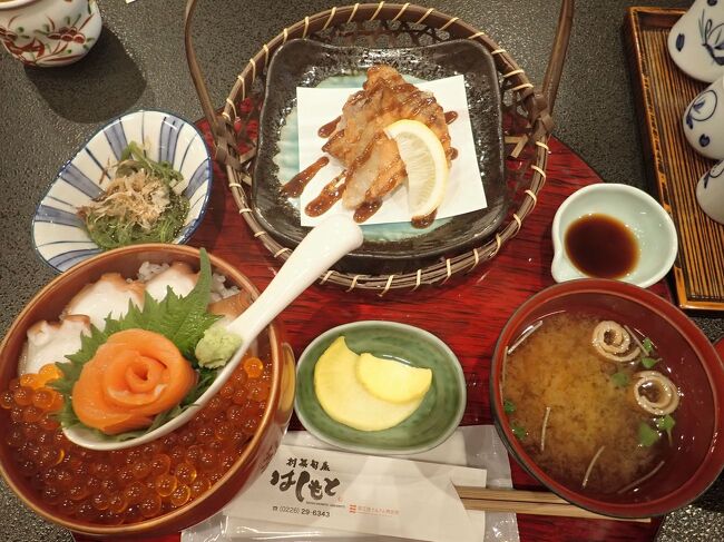 旅の2日目。<br />仙台駅から「さんさん商店街と南三陸・気仙沼復興語り部号」というバスツアーに参加します。テレビなどでも繰り返し取り上げられている南三陸さんさん商店街(南三陸町)でお買い物や食事を楽しんだ後、南三陸町や気仙沼市の語り部ガイドさんのお話を聞きながら被災地の現状を見て回り、気仙沼の海鮮市場を訪ねます。<br /><br />最初に、南三陸さんさん商店街に立ち寄りました。<br />震災前後の町の写真を展示している写真館では目頭が熱くなるのを止めることはできませんでした。<br />それでも元気に頑張っている商店街の方々にこちらの方が勇気づけられました。<br />おいしいキラキラいくら丼やタコのキッシュでおなかも元気に!<br />お店で自分土産も手に入れて。