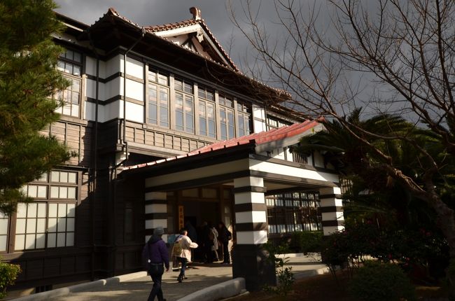 明けましておめでとうございます。<br /> 今回の「山口が魅せる12の風景」ツアーで最も多くの名所・絶景地等<br /> を訪ねます。<br /> 最終日ですので、萩・津和野を観光し始発点の新岩国に戻り帰宅します。<br /> 今回訪れます12カ所の観光地<br /> ①錦帯橋(木造の有名な橋)<br /> ②瑠璃光寺(国宝の五重塔)<br /> ③元乃隅稲成神社(朱色の鳥居)<br /> ④竜宮の潮吹き<br /> ⑤角島大橋(長く続く大橋)<br /> ⑥金子みすず記念館(仙崎)<br /> ⑦秋吉台(カルスト台地)<br /> ⑧秋芳洞(鍾乳洞)<br /> ⑨萩城下町(世界遺産)<br /> ⑩明倫学舎(吉田松陰等が教鞭した藩校)<br /> ⑪松下村塾(松蔭神社・吉田松陰歴史観)<br /> ⑫津和野<br /><br /> 本日は日本海側の萩を観光したのち、島根県の津和野に移動し、その後瀬戸内海側の新岩国に戻り帰宅します。<br /> 萩では世界遺産の城下町の散策と明倫学舎・松陰神社・松下村塾等明治維新始動の地をゆっくり巡りました。<br /> *明倫学舎では展示物が非常に多く時間が足りませんでした(短時間の為ガイドによる説明も短く写真も十分に撮れませんでした。)<br /> 津和野では殿町通りを散策しましたが、予想していたより見所が少なく多少ガッカリしました。<br /> *散策途中にてカメラのメモリー不足発生し、予備のコンパクトデジカメに切り替えたのですが写真が保存できず(帰宅後確認しましたらメモリーエラー)撮影は諦めました。<br /> 新岩国から新神戸までは新幹線こだまで九州方面からの列車が多く各駅での停車時間が長く(20分待ちも数回)約4時間掛かりました。<br /><br />今回の旅はバス・新幹線での移動時間が長く常に乗り物に乗っていた感じが有りますが、以前より見たかった山口県の見所が全て見られ非常に満足できるツアーでした。<br />*結構駆け足でしたので、余裕が有れば再度訪問したいと思います。<br /><br /> 拙い旅行記でしたが最後まで見て頂き誠に有難うございます。<br /> 寒さも一段と厳しくなりましたが、体に気を付けて今年も良い旅をして下さい。<br /><br />追伸 冬の季節は雪を見たいので、1月15日から「五箇山・輪島」に行って来ます。<br /><br />