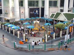 amazing　THAILAND！　（７）ツアーに参加するために、サイアム駅（Siam）からチットロム駅（Chit Lom）手前までスカイウォークをブラブラ・・・