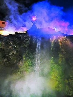 草津温泉-2　湯畑（ゆばたけ）夜景　ライトアップの風情　☆温泉街の中心部で賑わう