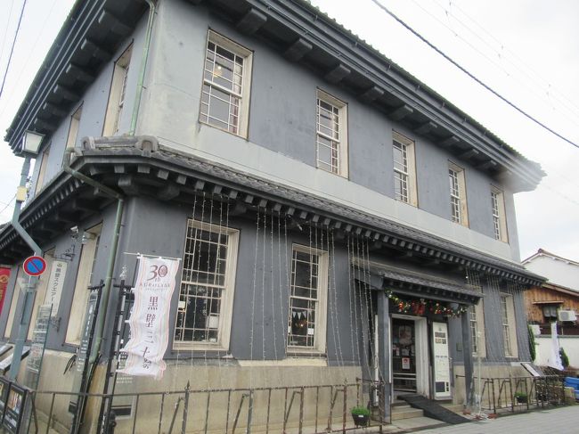 長浜の北国街道と大手門通りの交差する一角には明治時代から続く黒壁の古い銀行を改装した黒壁ガラス館を中止とした古い町並みが残っており黒壁スクエアとして人気です。<br />黒壁スクエアから大手門通り沿いに伸びるのが大手門通り商店街アーケード。さらにその先には曳山祭りの曳山を展示した曳山博物館があり、町歩きを楽しみました。