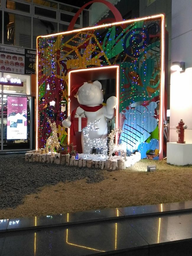 12月にもどこかに行きたい！と思い立ち、友達が住んでいる釜山へ弾丸で行きました。前回行けなかった、甘川文化村に行ったり、12月なのでクリスマスイルミネーションを楽しむこともできました！