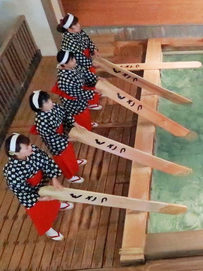 「湯もみ」とは…<br />草津温泉の源泉は熱く、50℃近いものがほとんどで、そのまま入浴することはとてもできません。しかし温度を下げるために水を入れたのでは、温泉の効能が薄れてしまいます。そこで、熱い源泉の中に六尺板を入れて湯をもみ、入浴できるまでの一定の温度に下げる「湯もみ」が考え出されました。また、「湯もみ」をすることにより、温度を下げるだけでなく、湯を柔らかくする効果や入浴前の準備運動にもなります。 <br /><br />湯もみショーは、1960年(昭和35年)から開始し、熱乃湯も観光施設として1968年 (昭和43年)に新たに建替えられました。この建物は1968年 (昭和43年) ~2014年 (平成26年) まで46年もの長い間、たくさんのお客様をお迎えし、多くの方に親しまれました。<br />そして2015年4月、「熱乃湯」は、大正ロマン風の建物へと生まれ変わりました。光あふれる施設内は2階建ての吹き抜けで、木の香りが漂います。 「チョイナチョイナ」の掛け声を響かせながら、今日も草津温泉の伝統を継承しています。<br />https://www.kusatsu-onsen.ne.jp/netsunoyu/history/ より引用<br /><br />熱乃湯 については・・<br />https://www.kusatsu-onsen.ne.jp/netsunoyu/<br />