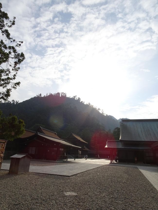 前回の島根旅行から早4年。<br />また行ってみたいと思っていたところ、楽天スーパーセールで宿泊してみたいお宿を発見！<br />ちょうど夫が金曜日に休み取ってたと思い、一応連絡して出雲行き決定。<br />尾道にもちらっと寄りました。<br />広島のホテルはアップグレードしていただき、広い部屋に宿泊。<br />雨にも降られず、楽しい旅行になりました.<br />そういえば2人とも誕生日月。誕生日月に出雲に行けるなんて、幸せ。<br />ガソリン代―約12000円<br />ETC代―約15000円<br />天然温泉 大社の湯 お宿 月夜のうさぎ―<br />《7/1オープン☆一周年謝恩企画》1泊2食付き11,120円(いいいずも)皆様とのご縁に感謝♪<br />【ツイン】シャワー付き　22平米　<br />プラン　1500円クーポン利用　二人当たり20740円<br />グランドプリンスホテル広島　《楽天スーパーSALE》最大19％OFF初夏のレジャーやビジネスに&lt;素泊まり&gt;<br />スタンダードツイン23平米 200ポイント利用二人当たり13938円<br />→アップグレード　 風フロア ラグジュアリージャパニーズ・ビューバス付－53平米