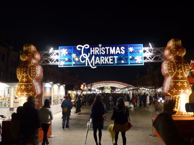 大好きな街・横浜のプチ観光をしました。<br />メインは毎年開かれんが倉庫の広場で行われている本場ドイツのクリスマスマーケットをイメージしたイベントです。<br />今年で９回目を向かえ多くの観光客が訪れていました。<br />今年はドイツの古都アーヘンをモチーフにしたプリンテン人形が会場エントランスで出迎えしていました。<br />一番奥の高さ10mのクリスマスツリーでは順番に鐘を鳴らす人々の行列が出来ていました。<br />早く着いたので横浜クルーズ船「マリーンシャトル｣に乗船して横浜ベイブリッジや港町横浜を海上から見て廻りました。<br />ちょっとしたプチ観光が出来た休日となました。<br />パート3は横浜クルーズを終えて山下公園周辺の夜景です。<br />そして連絡船「シーバス」で赤れんが倉庫に再び戻ってイルミネーションです。<br /><br />今日一日で撮影したクリスマスツリーは<br />1.一鶴入り口のクリスマスツリー<br />2.クィーンズスクエアの広場のクリスマスツリー<br />3.横浜ベイホテル東急のフロントロビーのクリスマスツリー<br />4.横浜ワールドポーターズのティディベア・クリスマスツリー<br />5.赤レンガ倉庫のクリスマスマーケットのクリスマスツリー<br />6.横浜クルーズ船・マリーンシャトルのクリスマスツリー<br />7.横浜ワールドポーターズの通路のクリスマスツリー