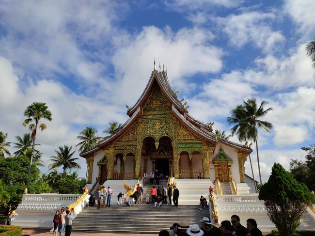 楽しかったルアンパバーン旅行もいよいよ最終日。<br /><br />最終日はルアンパバーン国立博物館と市場巡り、そしてフランス料理の名店エレファントで締めました。<br /><br />午後1時半にホテルで用意してもらったタクシーに乗って空港へ向かい、午後3時半ごろの飛行機で赴任先の中国に帰りました。<br /><br />やはり村上春樹が本にまとめただけのことはある街。<br />旅行していて雰囲気がよく、どこか心惹かれるとこがある街でした。<br /><br />また行きたい街が一つ増えました。