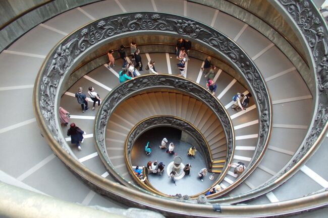 イタリア最終日のバチカン美術館後編。閉館時間に追われながらも、見どころを巡っていきます。表紙の写真は迷いましたが、皆さんの旅行記でもよく見かける、最後の螺旋階段になりました。<br /><br />611冊目 2021/06/04投稿