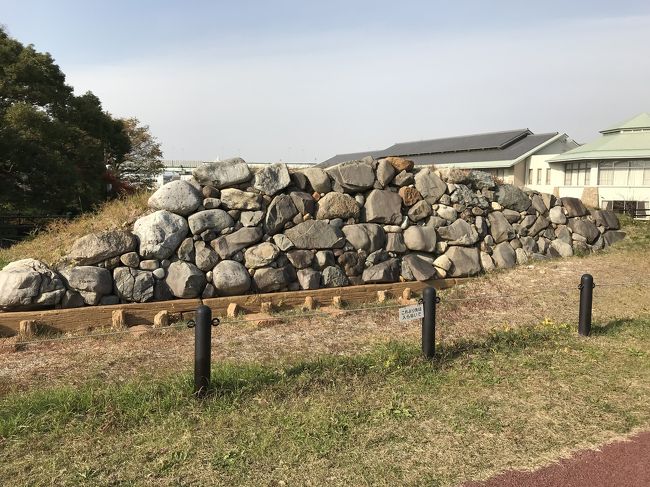 清洲城の天守閣らしき建物は、一種の観光展望台。<br />大手橋と呼ばれる橋は、現在のただ単に呼び名。<br />この場所が清洲城跡ではなく観光施設である。<br /><br />実際の清洲城跡は、清洲城古城跡と呼ばれる場所。<br />発掘復元された本丸の石垣が、観光施設天守閣と川を挟んで観光施設大手橋の前に、移築されたいる。