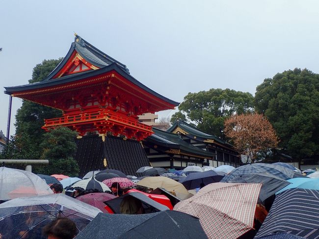 早稲田にある穴八幡宮では冬至の日から節分の日までの間、一陽来復のお守りを受ける事ができます。冬至の日には毎年大型の観光バスで全国各地から沢山の人がきて混雑します。やはり「金銀融通」ということで、商売をされている方が多いみたいです。列に並んでいる間、全国各地の金運アップスポットの話などがそこここで話題になっていました。新年を迎えるにあたって、金運アップのパワースポット巡りなどいいかもしれません。